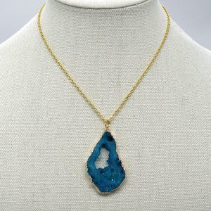 Necklace with blue natural quartz.